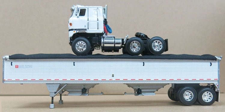 1/64 White International Transtar Tractor w/a Wilson Grain Hopper Trailer - DCP