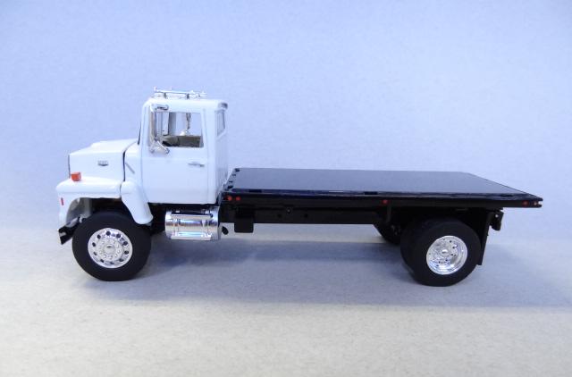 1/64 die-cast metal Wimbledon White Ford L9000 Flatbed Truck Model - Top Shelf Replicas